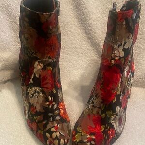 By Steve Madden Multicolor Floral Boots sent more pictures of the bottom 👠